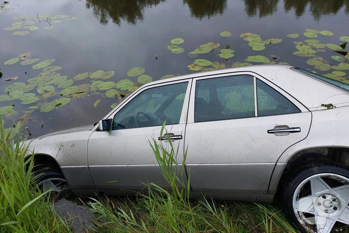 Personenauto belandt in water