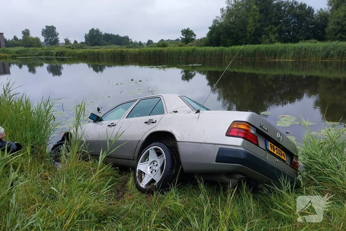 Personenauto belandt in water