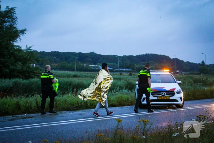 Personenauto belandt in water