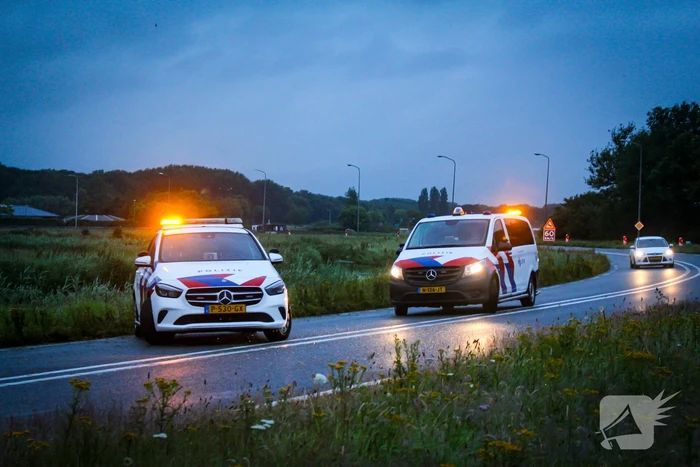 Personenauto belandt in water