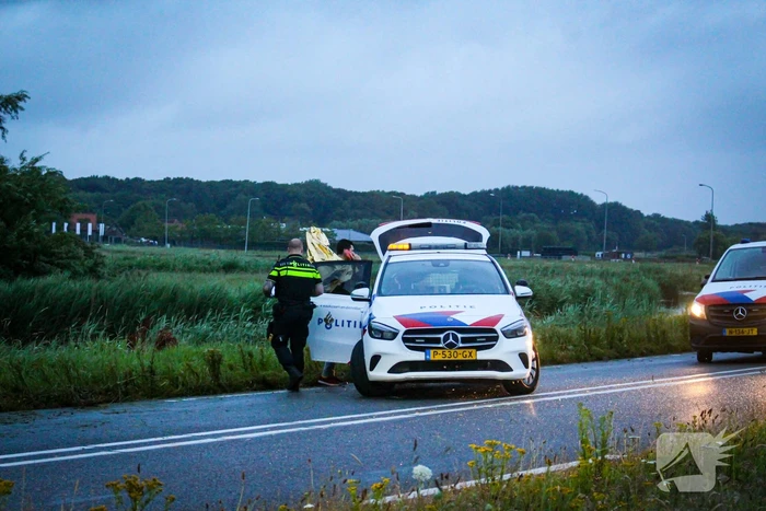 Personenauto belandt in water