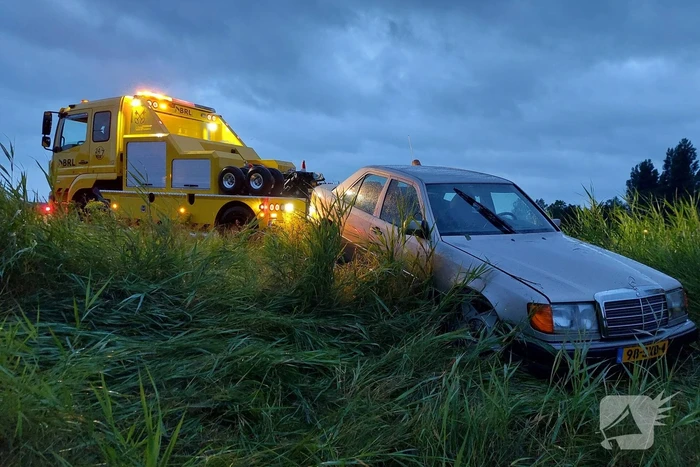 Personenauto belandt in water