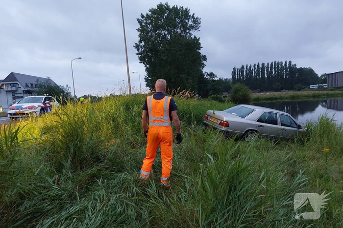 Personenauto belandt in water