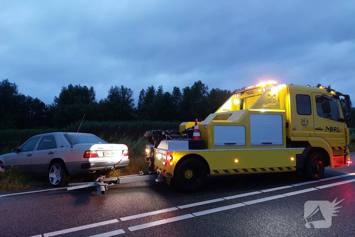 Personenauto belandt in water