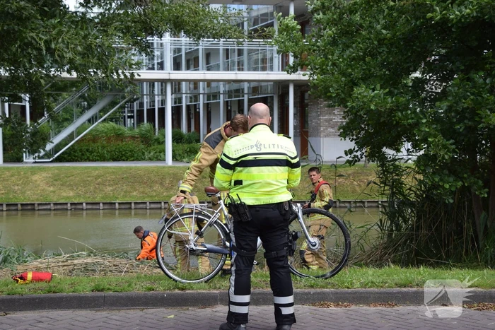 Brandweer doorzoekt water na aangetroffen fiets