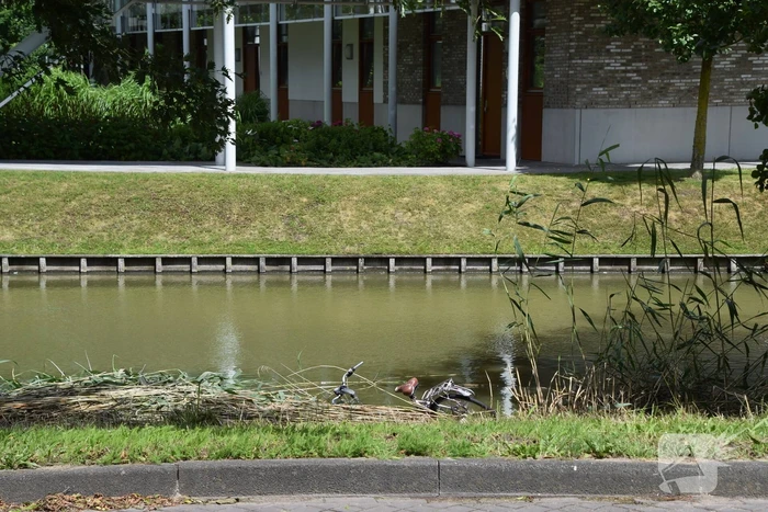 Brandweer doorzoekt water na aangetroffen fiets
