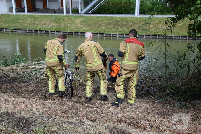 Brandweer doorzoekt water na aangetroffen fiets