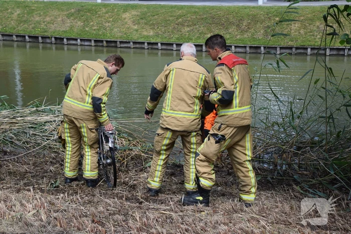 Brandweer doorzoekt water na aangetroffen fiets