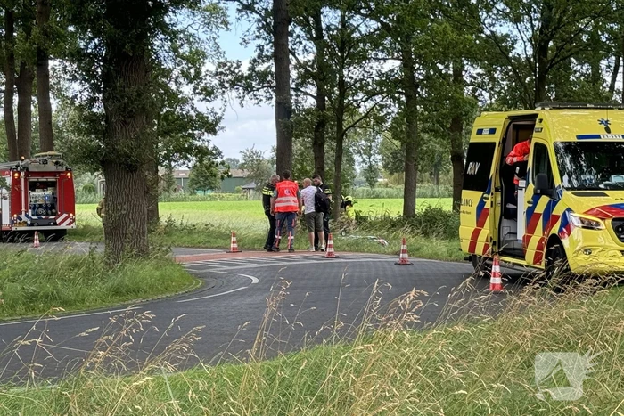 Auto belandt in sloot, bestuurder ongedeerd