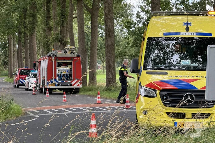 Auto belandt in sloot, bestuurder ongedeerd