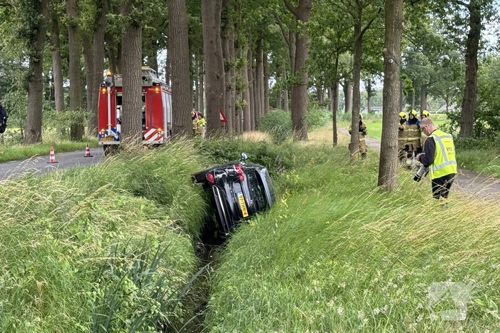 Auto belandt in sloot, bestuurder ongedeerd