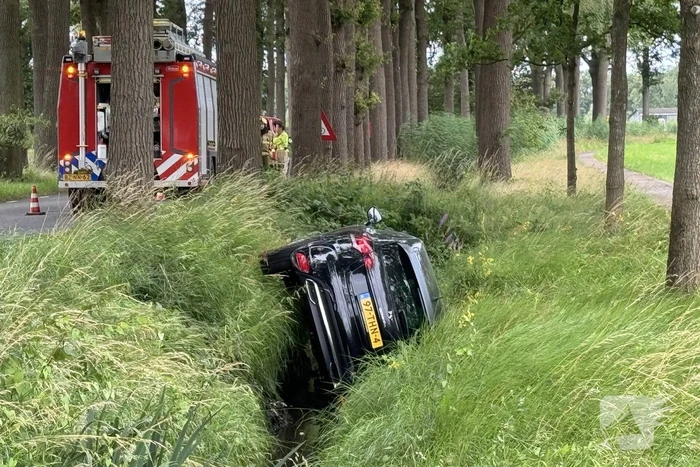 Auto belandt in sloot, bestuurder ongedeerd