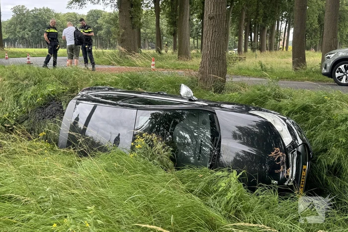 Auto belandt in sloot, bestuurder ongedeerd
