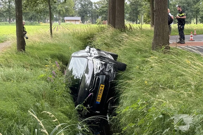 Auto belandt in sloot, bestuurder ongedeerd