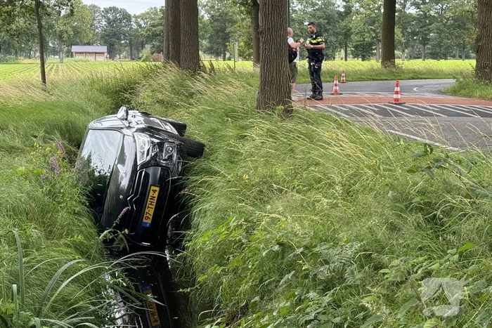 Auto belandt in sloot, bestuurder ongedeerd
