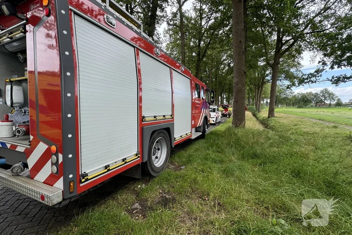 Auto belandt in sloot, bestuurder ongedeerd