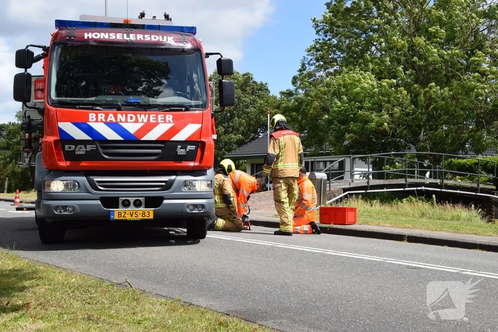 Grote boom belandt op weg tijdens storm