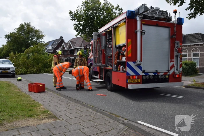Grote boom belandt op weg tijdens storm