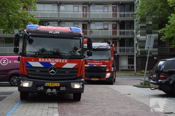 Grote boom dreigt om te vallen door storm