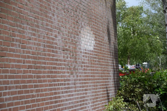Boom waait tegen woning