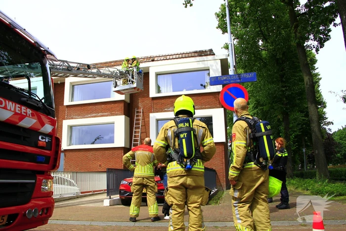 Brandweer blust brand in spouwmuur