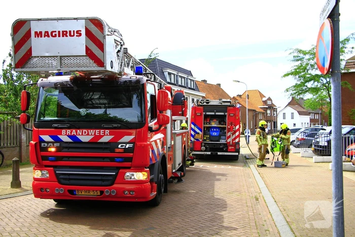 Brandweer blust brand in spouwmuur