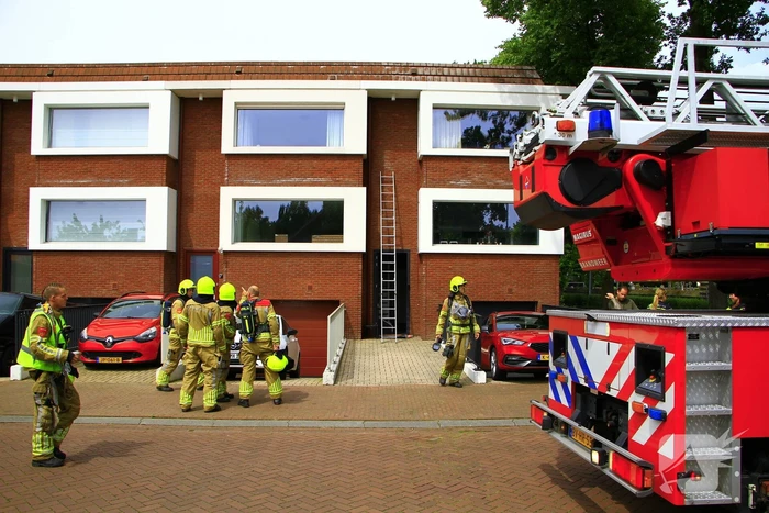 Brandweer blust brand in spouwmuur