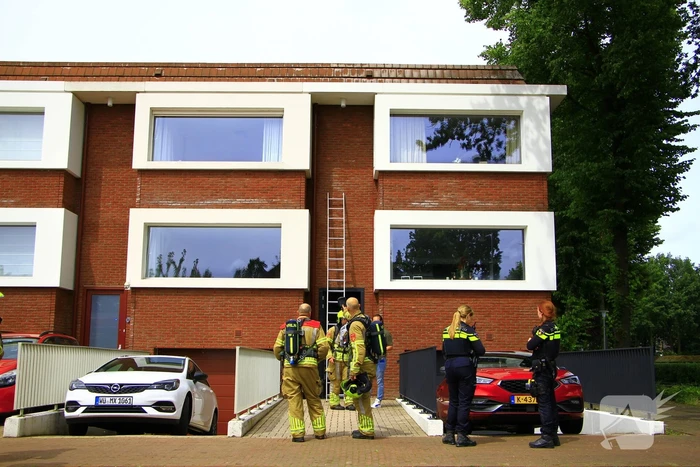 Brandweer blust brand in spouwmuur