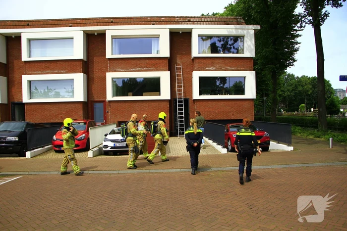 Brandweer blust brand in spouwmuur