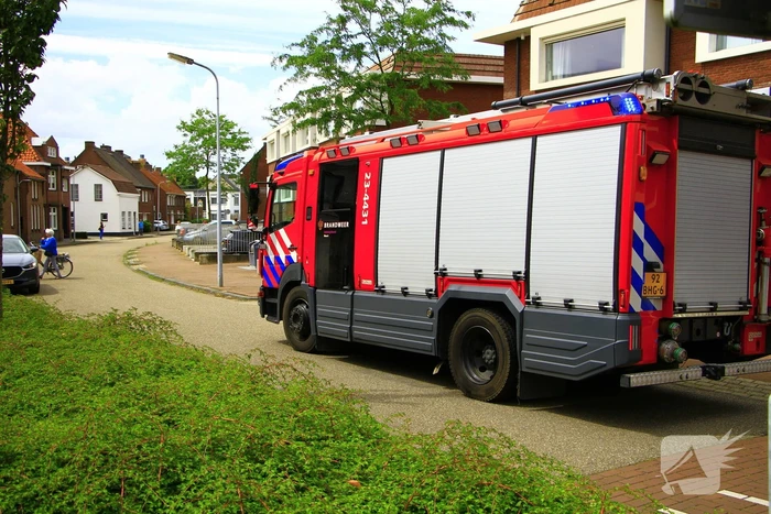 Brandweer blust brand in spouwmuur