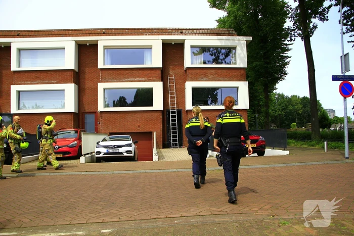 Brandweer blust brand in spouwmuur