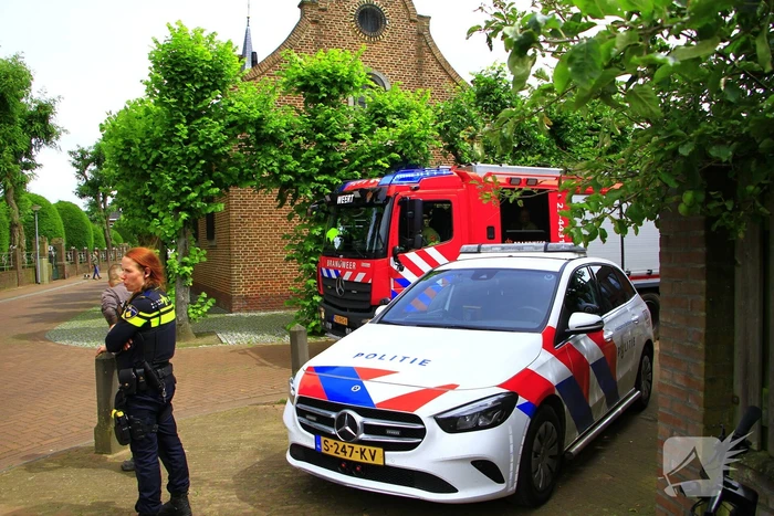 Brandweer blust brand in spouwmuur