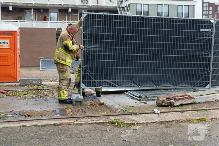 Bouwhekken omgewaaid door stevige wind