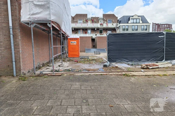 Bouwhekken omgewaaid door stevige wind
