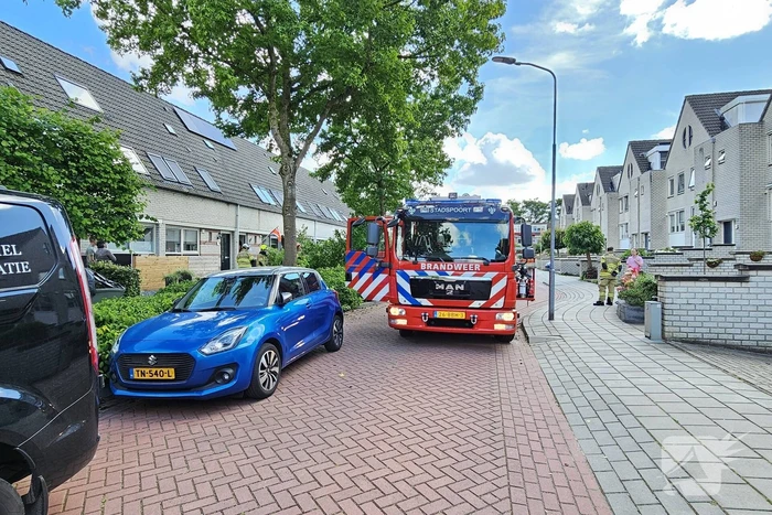 Brandweer zaagt afgewaaide tak in stukken