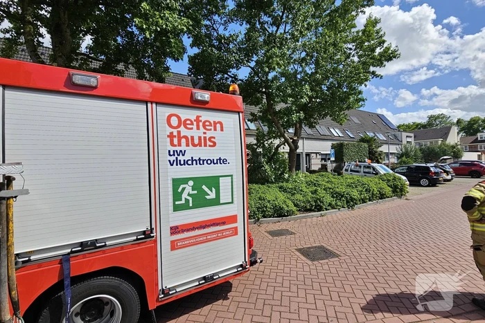 Brandweer zaagt afgewaaide tak in stukken