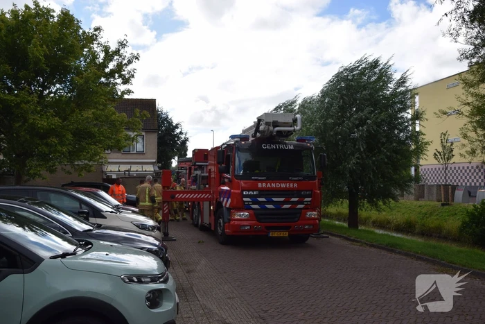 Brandweer verwijdert gevaarlijk hangende tak