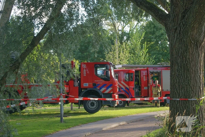 Brandweer verwijdert gevaarlijk hangende tak
