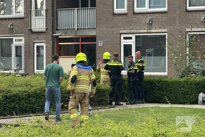 Brandweer verricht metingen bij gaslucht