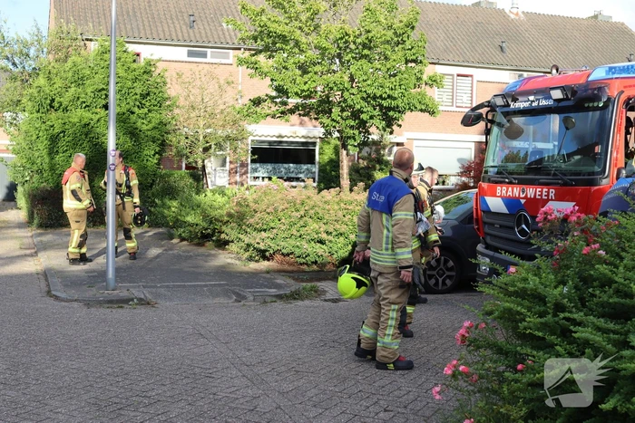 Brandweer onderzoekt brandlucht in woning