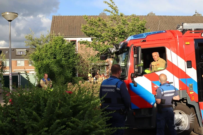 Brandweer onderzoekt brandlucht in woning