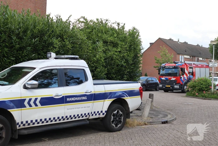 Brandweer onderzoekt brandlucht in woning