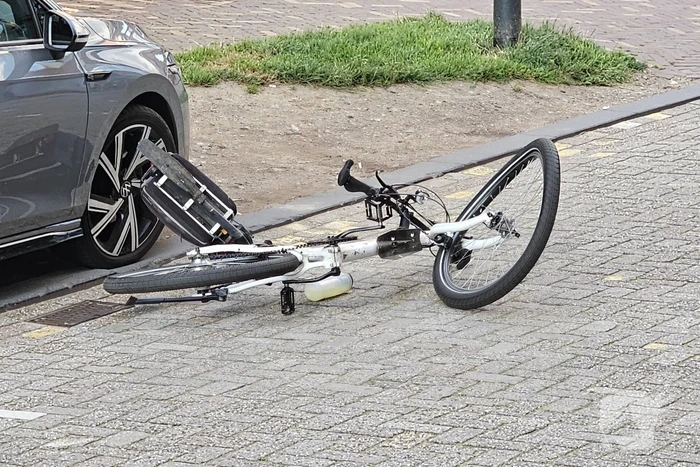 Agent op fiets aangereden door automobilist