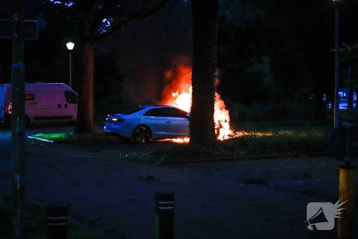 Brandweer blust uitslaande autobrand