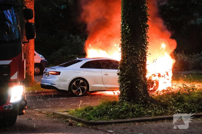 Brandweer blust uitslaande autobrand