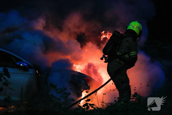 Brandweer blust uitslaande autobrand