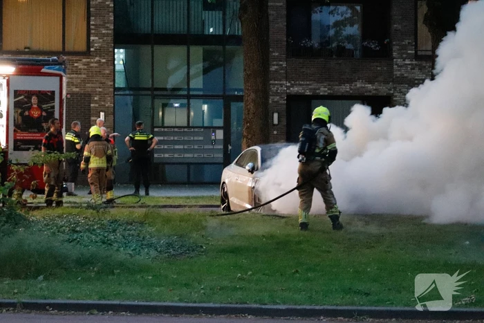Brandweer blust uitslaande autobrand