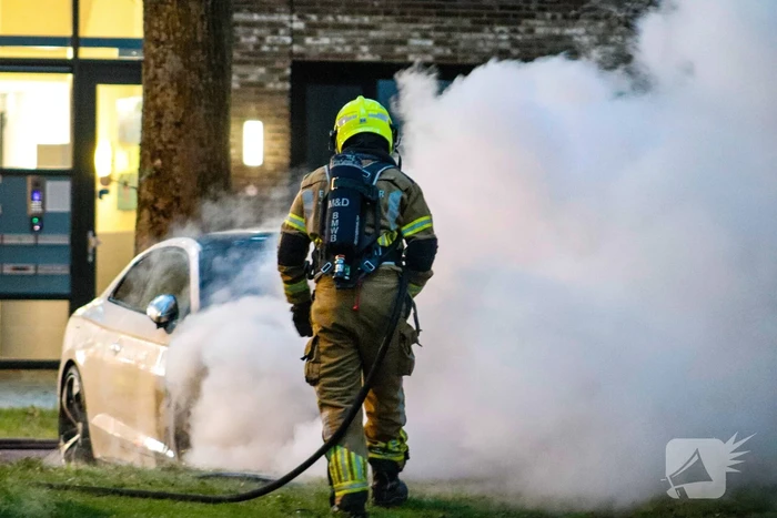 Brandweer blust uitslaande autobrand