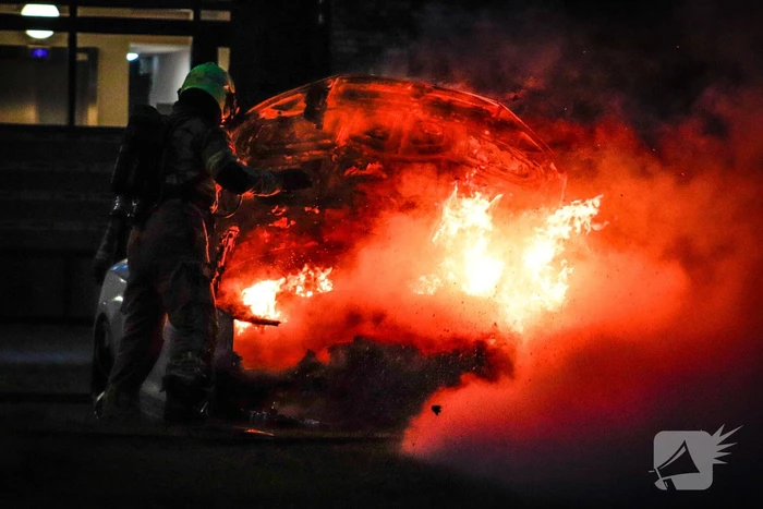 Brandweer blust uitslaande autobrand