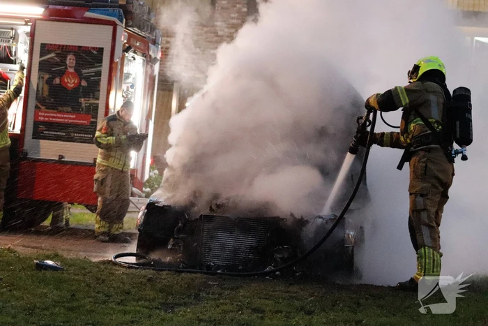 Brandweer blust uitslaande autobrand